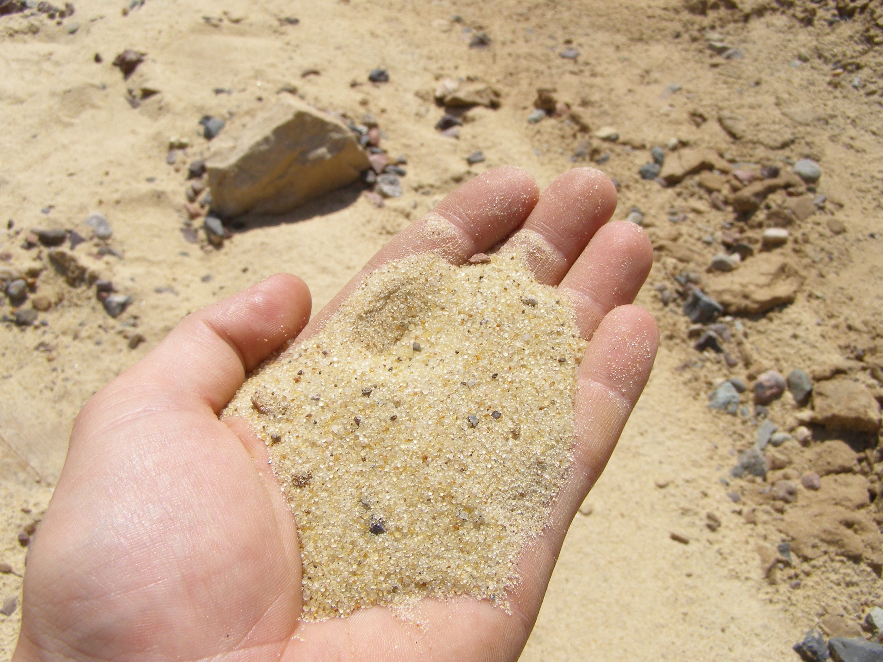 песок на ладони